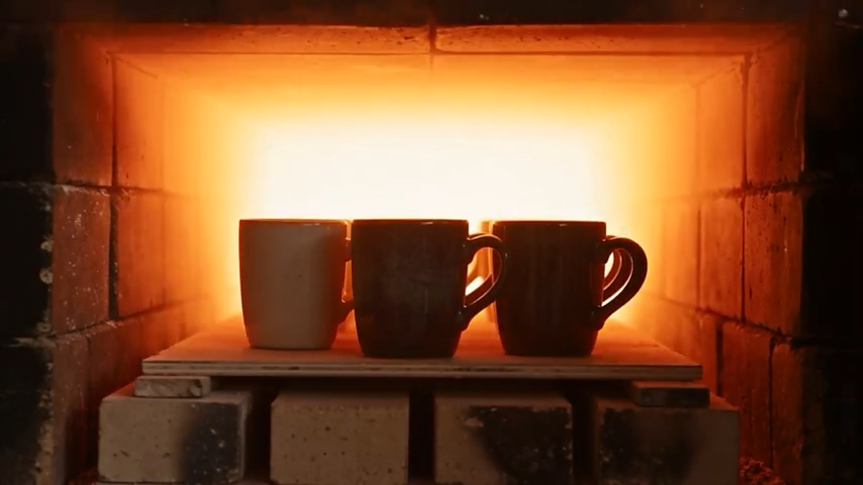 Pocillos orumaya dentro de un horno artesanal de ladrillo encendido